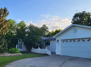 53 Cottonwood Dr, Columbus, NE 68601