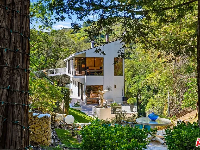 2350 Benedict Canyon Dr — Photo 61