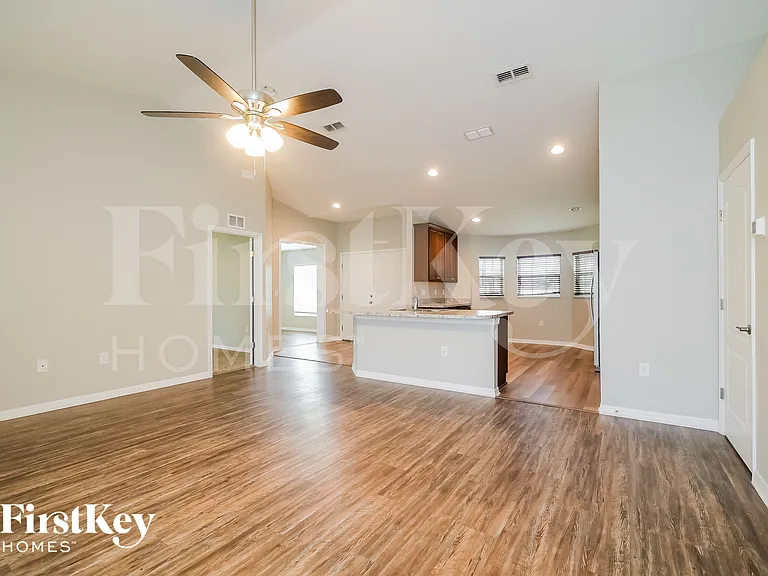 109 Solis Dr — Photo 3