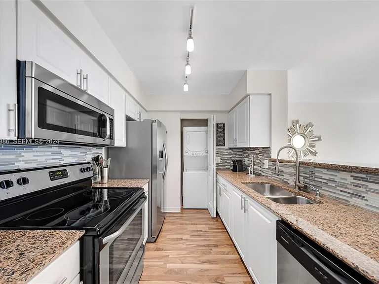 1155 Brickell Bay Dr #2207 — Photo 10