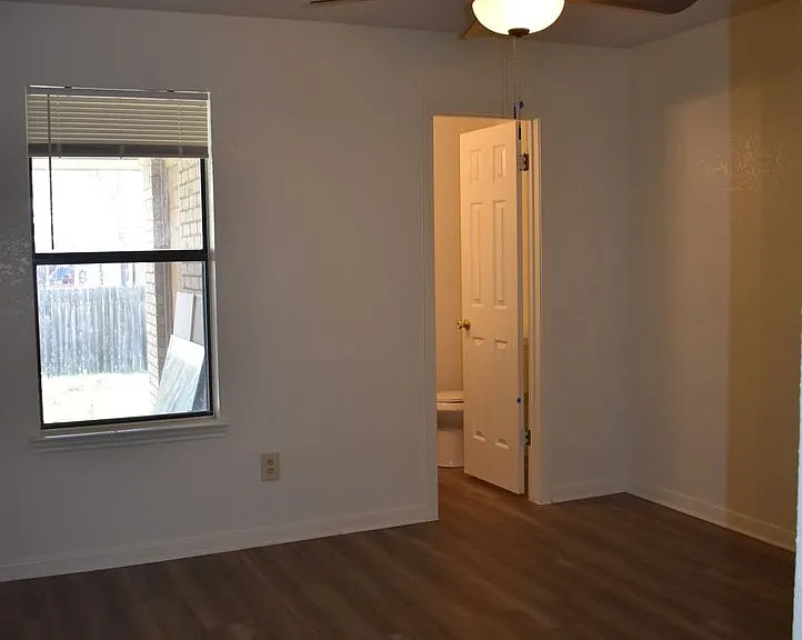 907 Crymes Ln — Photo 15