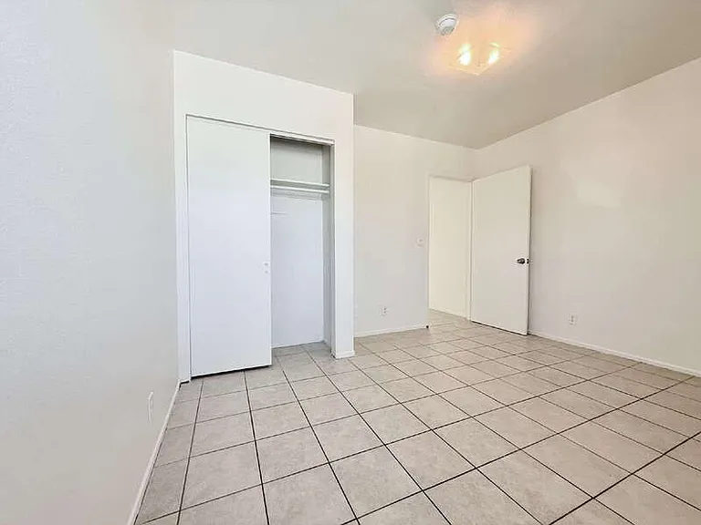 943 W 68th St #4 — Photo 25