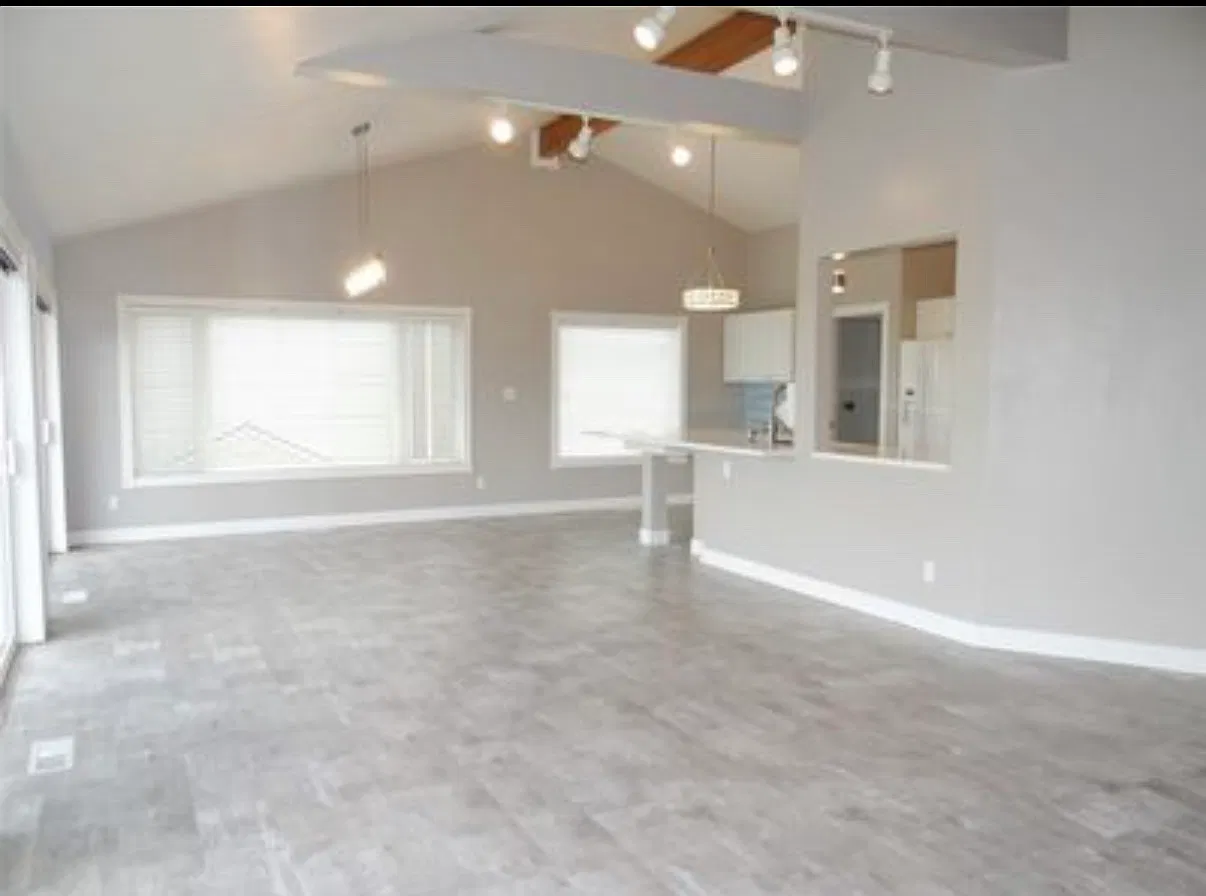 2705 Greenbriar Dr — Photo 2