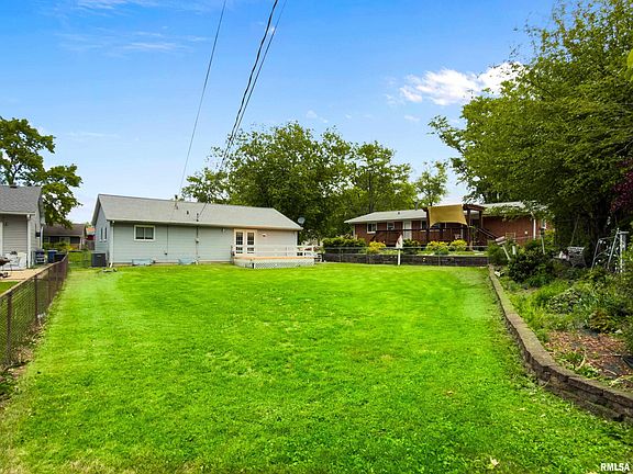 4th image of 102 Laurel Ln