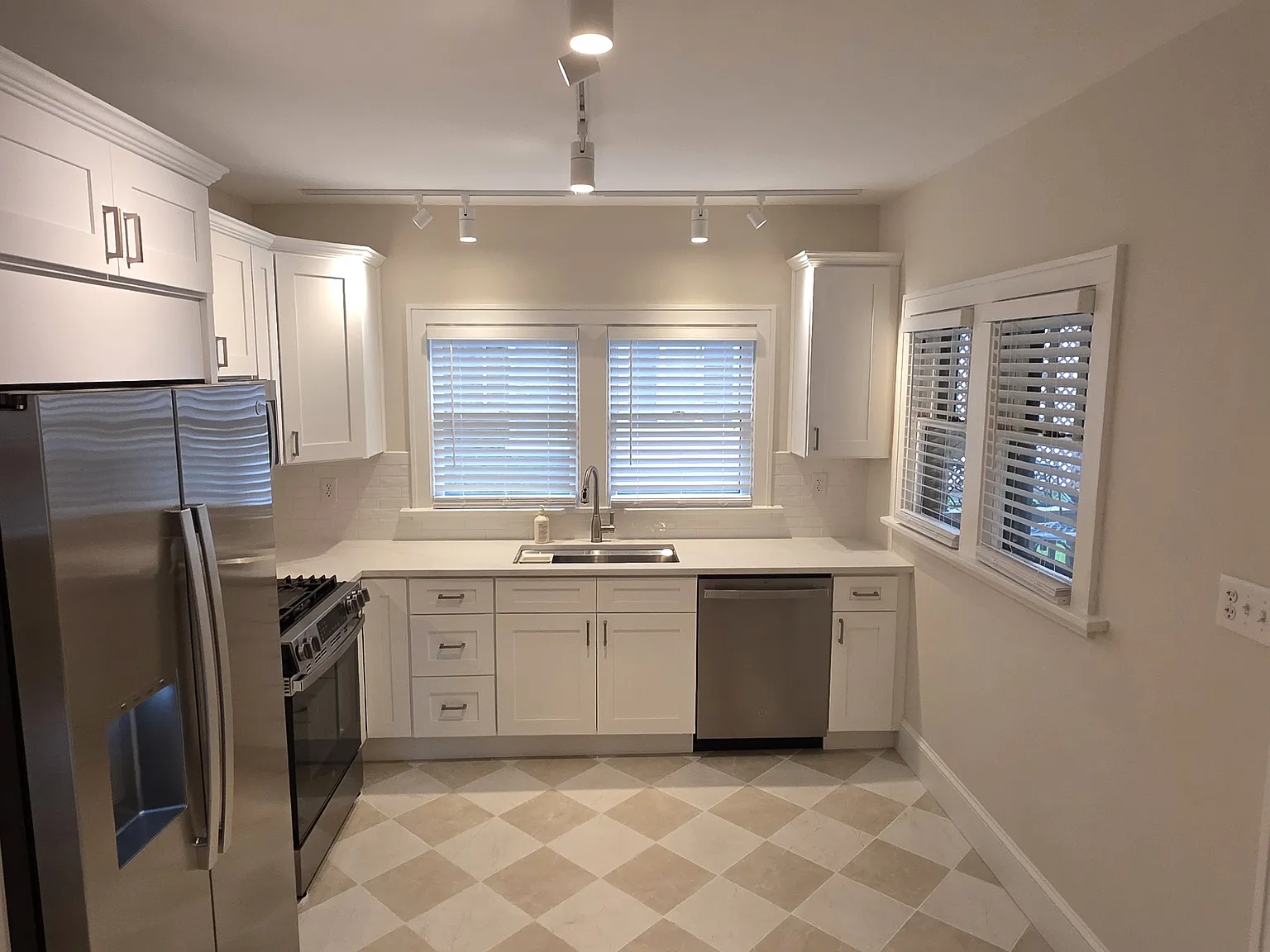 2 bed, 1300 sqft, $2,500 — Photo 2