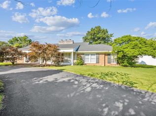 5 Westwood Country Clb, Saint Louis, MO 63131