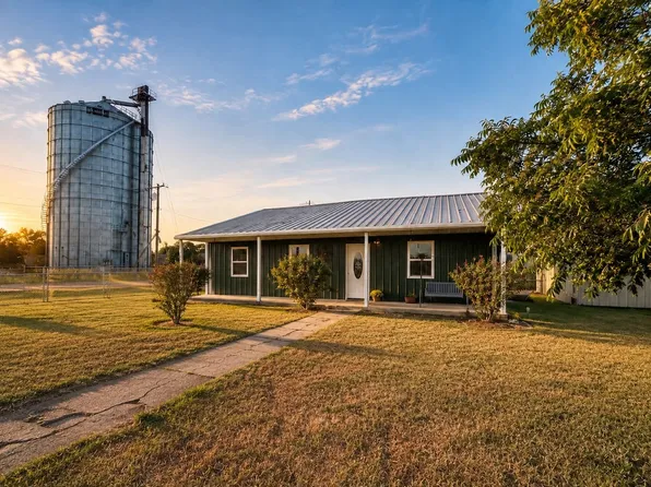 702 Main St, Windom, TX 75492
