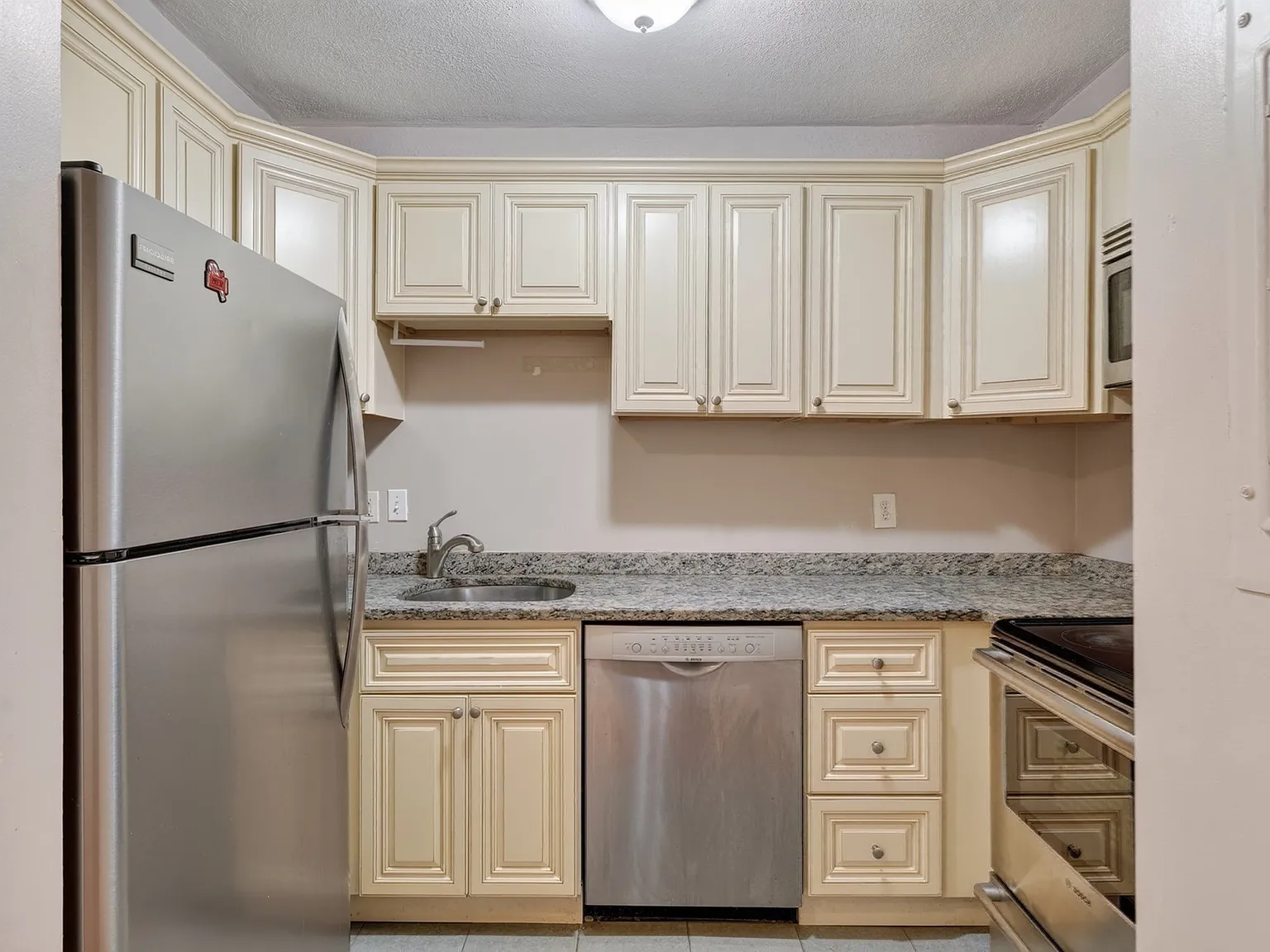 2 bed, 1.0 bath, 638 sqft, $3,700 — Photo 4