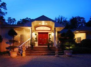 1 Catalina Dr, Great Neck, NY 11024