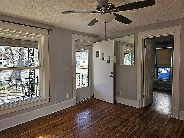 220 S Millwood Ave — Photo 3