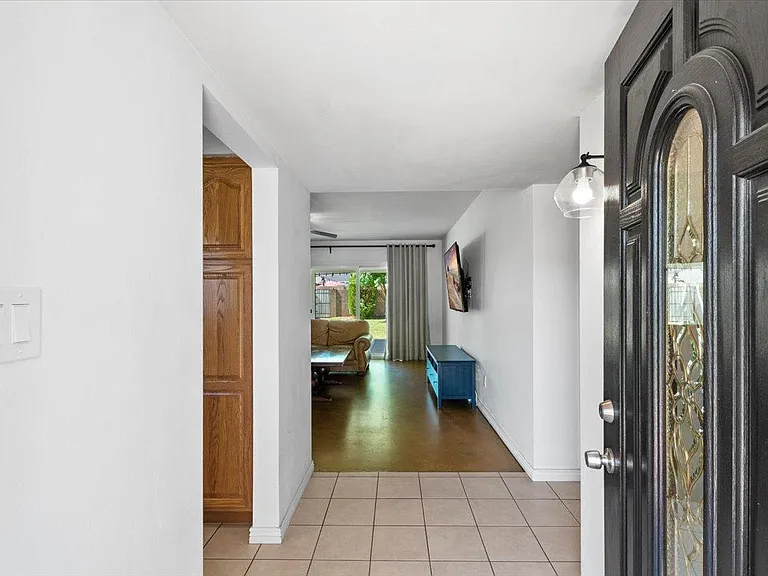4320 E Clarendon Ave — Photo 4