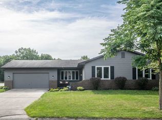 9027 Village Grove Dr, Fort Wayne, IN 46804