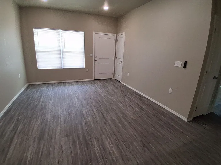 322 N Avenue B — Photo 2