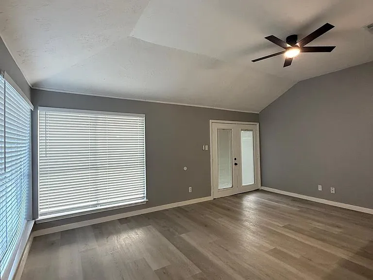 1019 Western Springs Dr — Photo 6