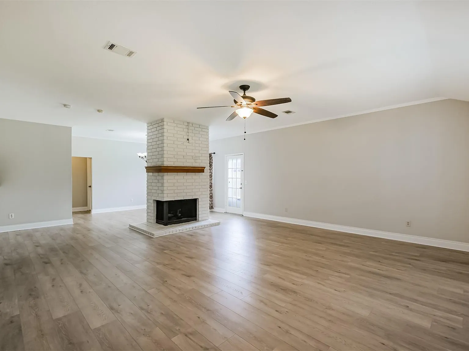 3 bed, 2.0 bath, 1696 sqft, $2,200 — Photo 3