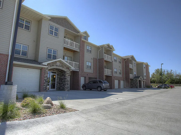 Summit Falls Apartments & Townhomes — Photo 11