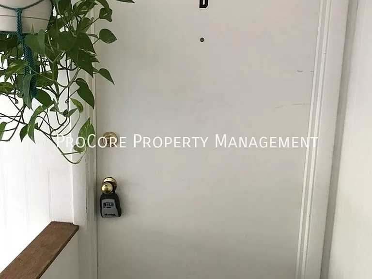 511 W Pine Ave — Photo 2