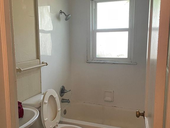 5th image of 4041 Rosewood Dr
