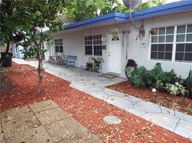898 NE 39th St, Oakland Park, FL