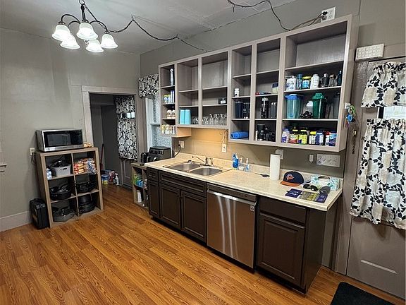 4th image of 555 Liberty St