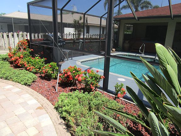 4th image of 608 SW 51st Ter