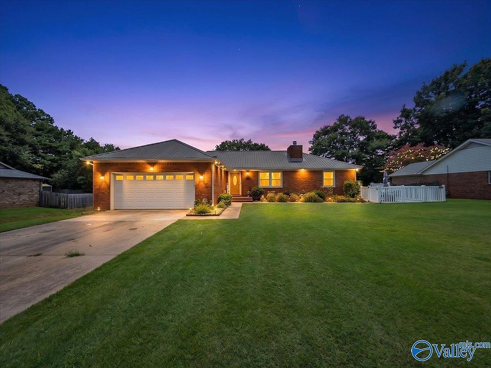1st image of 228 Pin Oak Dr