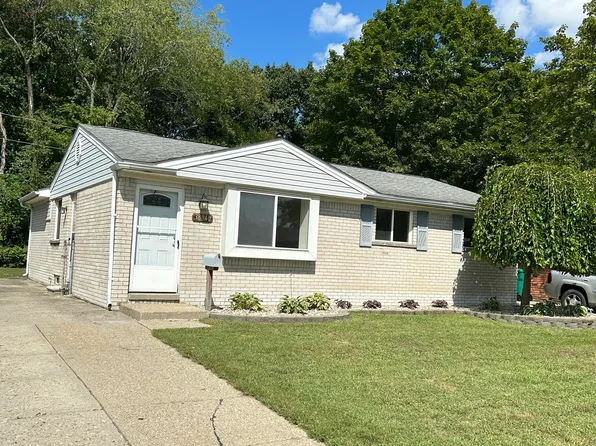 38040 Castle Dr, Romulus, MI 48174