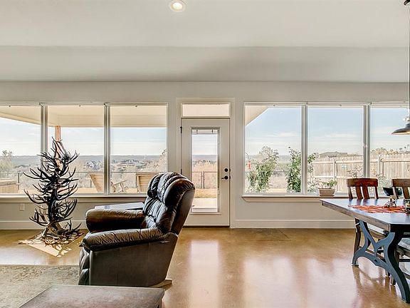 4th image of 114 King Arthur Ct