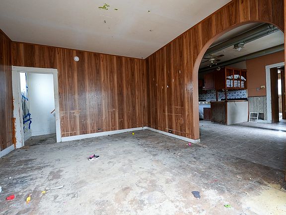 4th image of 1108 S Shelden St