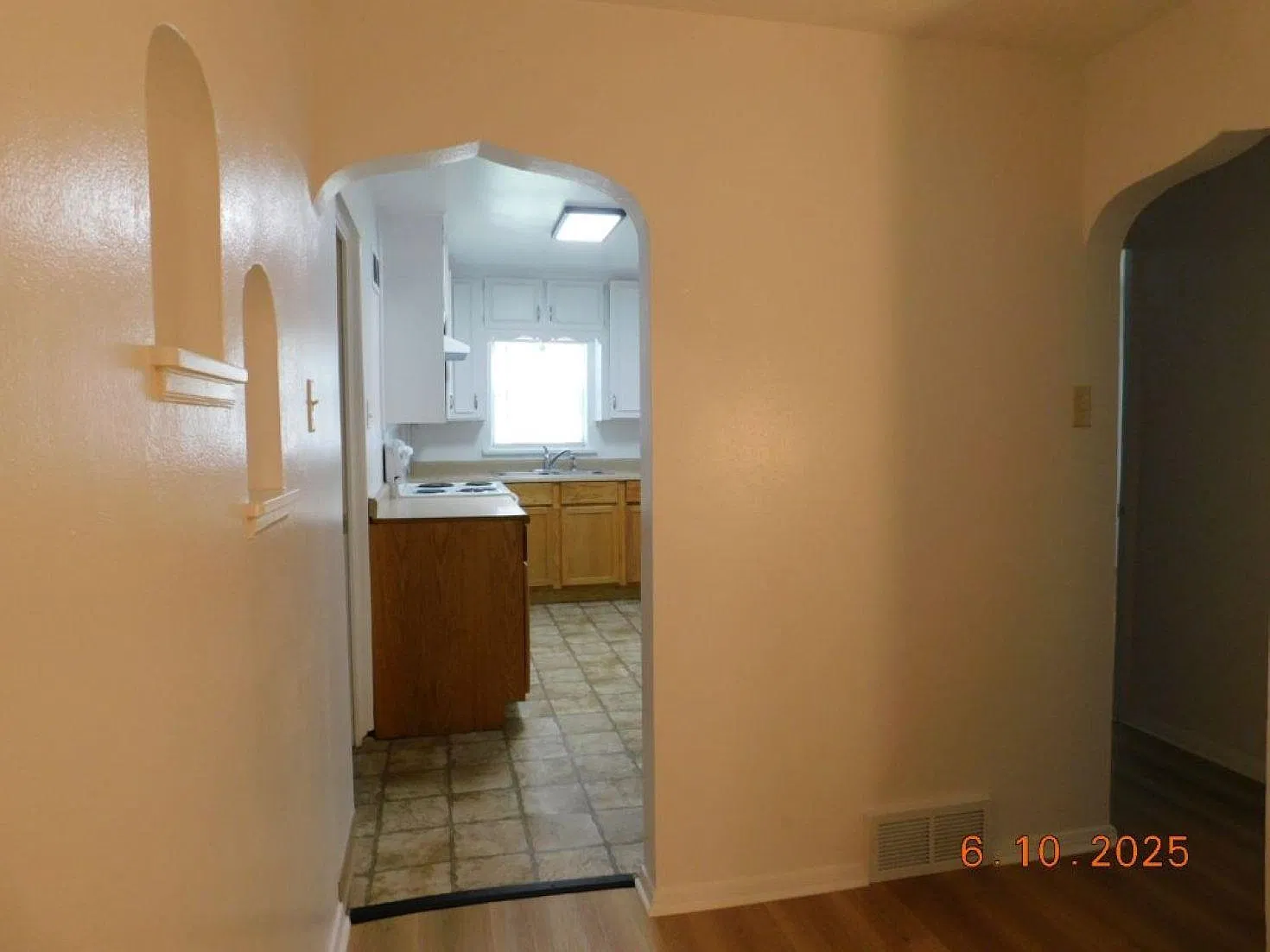 3 bed, 1040 sqft, $875 — Photo 2