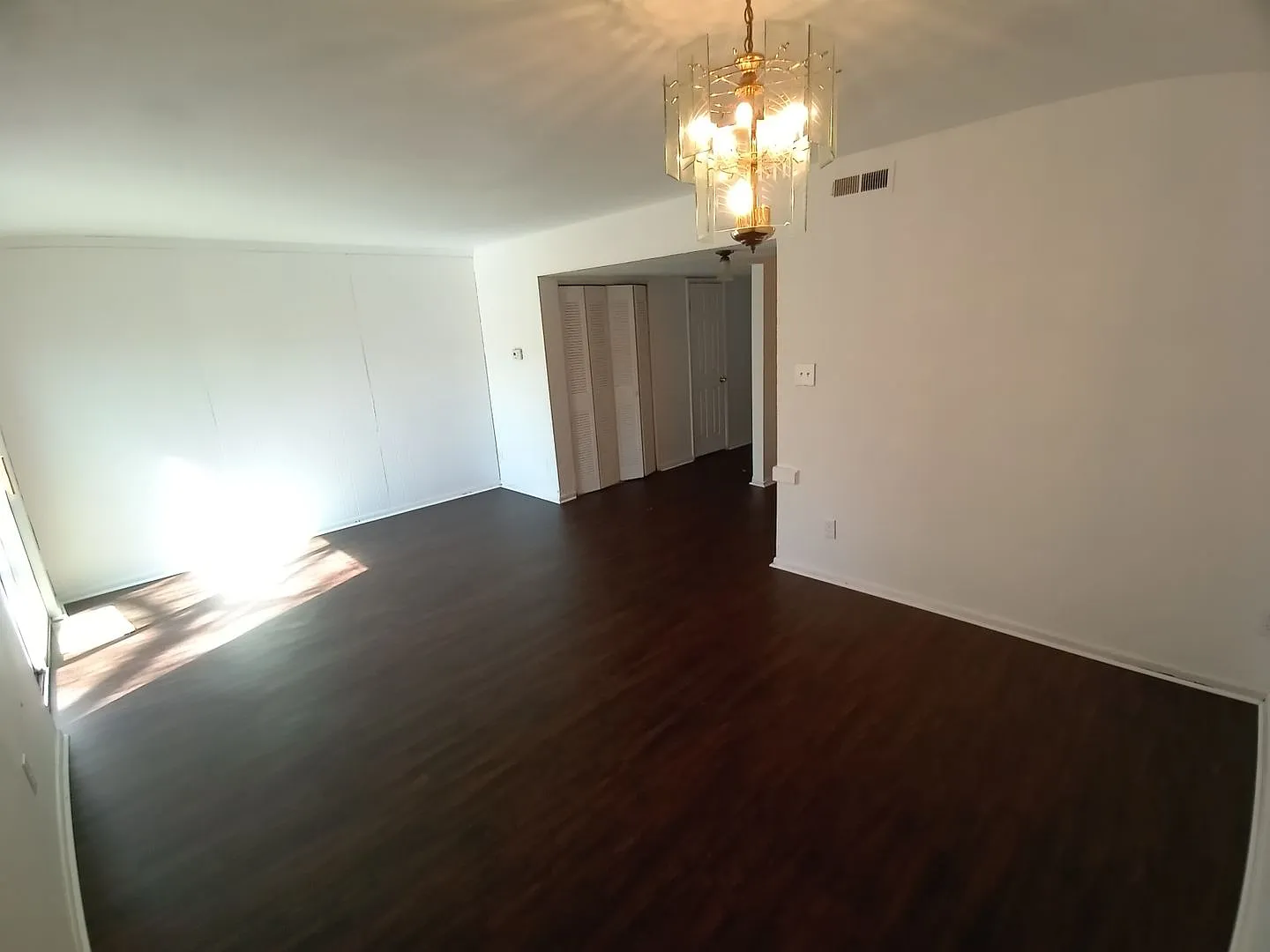 3 bedroom, 1.5 bathroom Townhouse in Virginia Beach — Photo 2