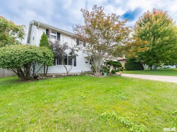 304 Parkway Ln, Pekin, IL 61554