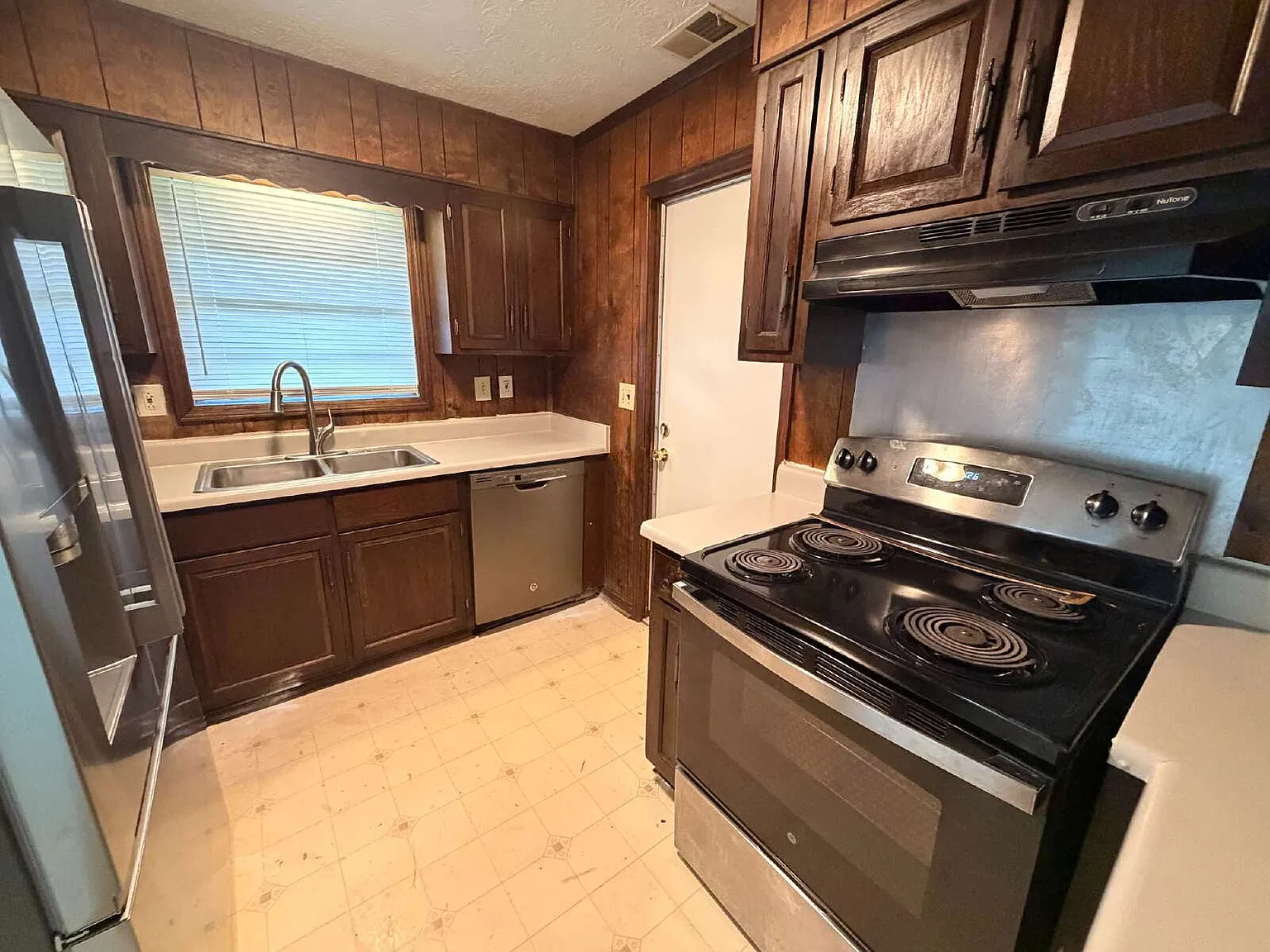 3 bed, 2.0 bath, 1227 sqft, $1,600 — Photo 4