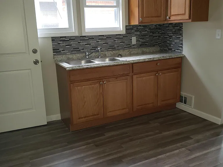 2059 Hazelwood St — Photo 4