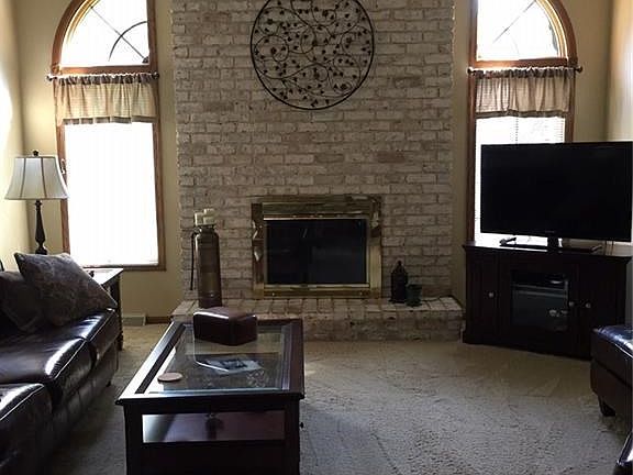 3rd image of 609 Chestnut Ln
