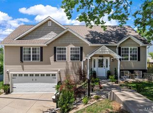737 Hinder Dr, Saint Louis, MO 63125