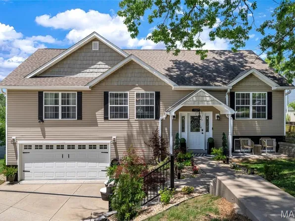 737 Hinder Dr, Saint Louis, MO 63125