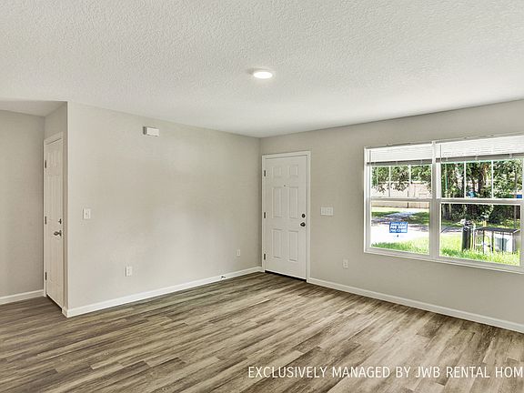2nd image of 3928 Autumn Ln