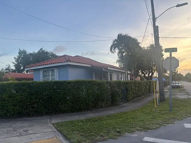 300 SW 55th Ave — Photo 5