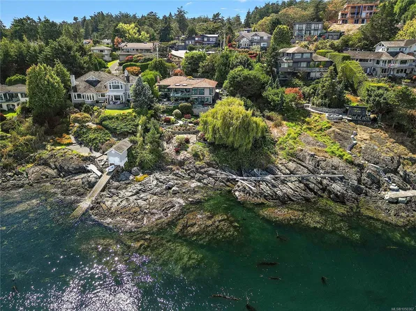 2920 Mount Baker View Rd, Saanich, BC V8N 1Z5