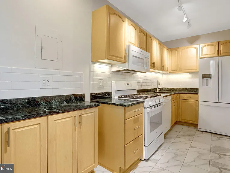 715 S Washington St #C32 — Photo 7