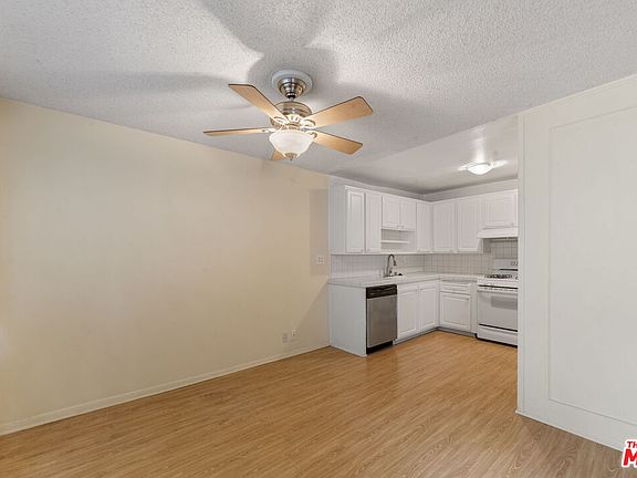 5th image of 18555 Collins St APT C11