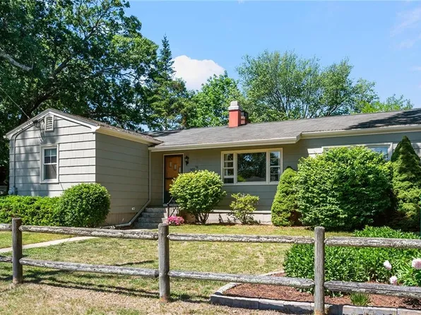 905 Bullocks Point Ave, Riverside, RI 02915