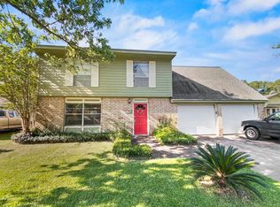 800 N Plantation Dr, Angleton, TX 77515