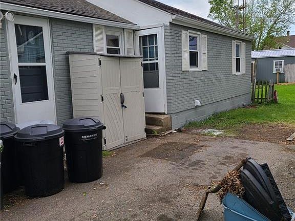 3rd image of 403 W 1st St