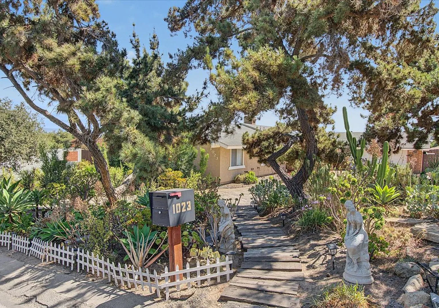 Move-In Special - Lovely Escondido House For Rent - 4 Bed /2 Bath — Photo 3