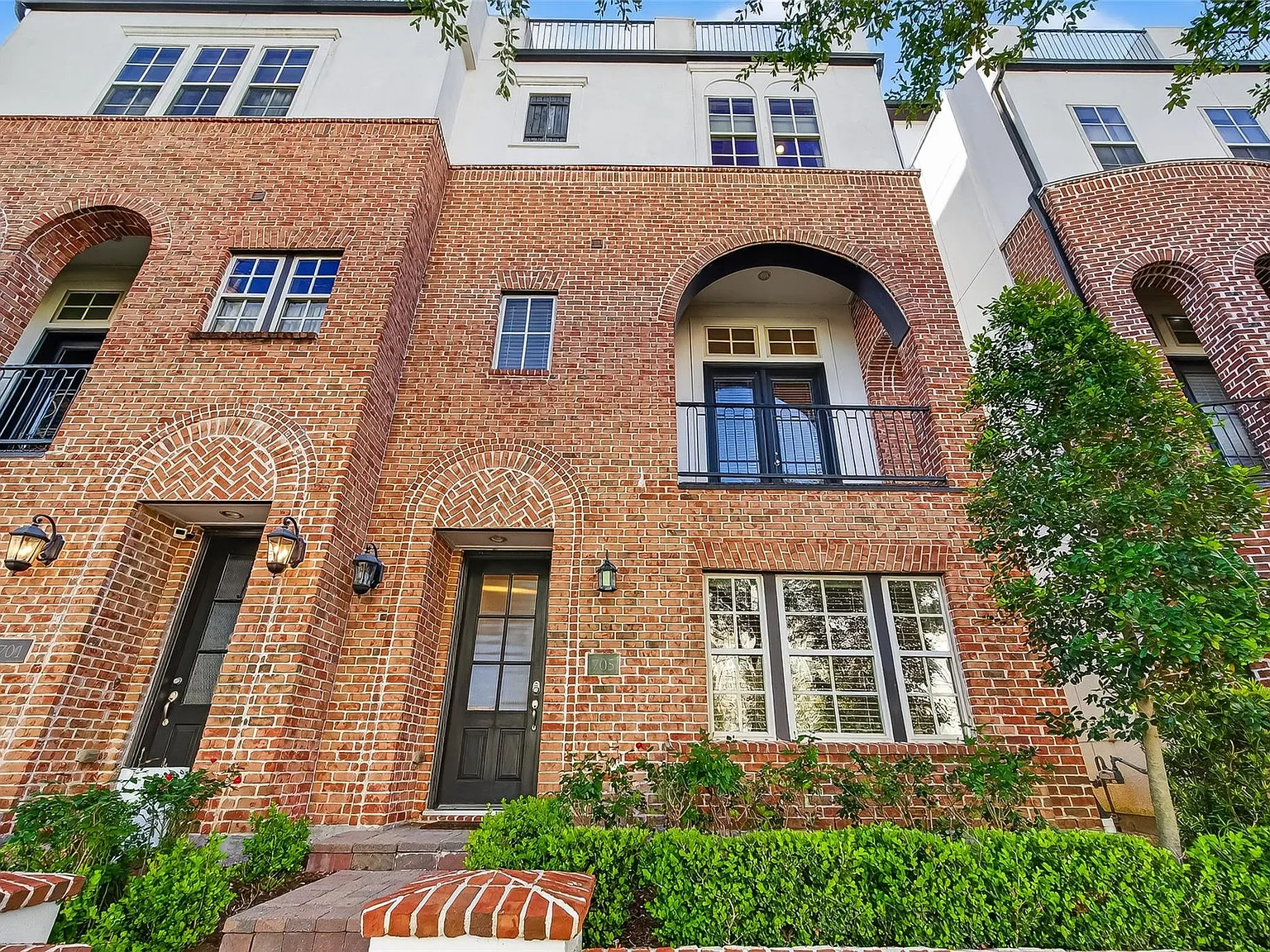 3 bed, 4.5 bath, 2811 sqft, $3,200 — Photo 1