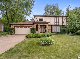 4275 Amesbury Dr, Bettendorf, IA 52722