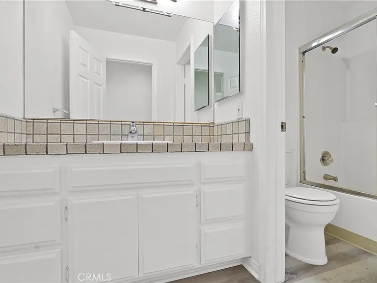 1052 Belmont Ave #B — Photo 17