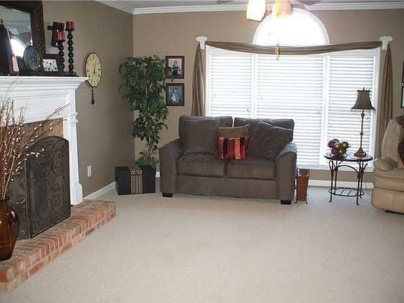 Large den w/fireplace